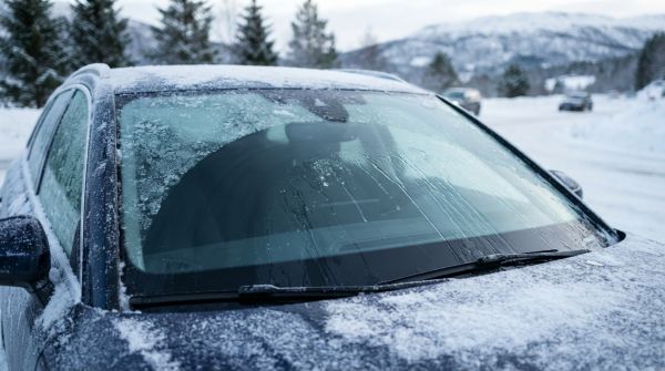 Quels sont les avantages des systèmes de dégivrage pour les pare-brise des voitures en hiver ?