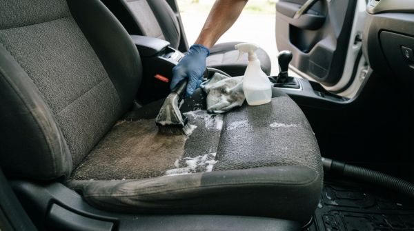Quels sont les meilleurs produits pour nettoyer les sièges en tissu d'une voiture?