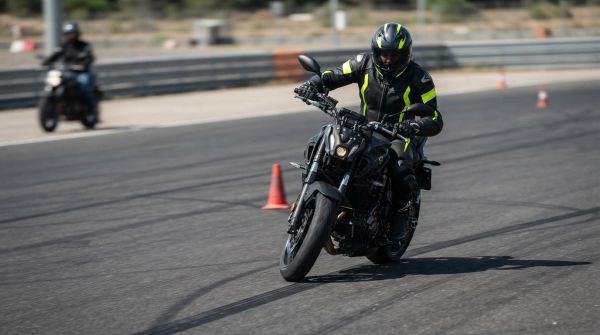 Techniques essentielles pour le freinage d'urgence moto